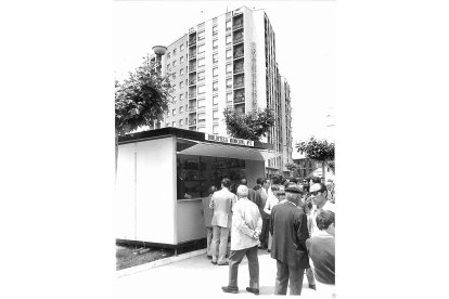 Visita de autoridades a la caseta de la biblioteca municipal 
en la Plaza de los Vadillos. Años 70 del siglo XX. ARCHIVO MUNICIPAL