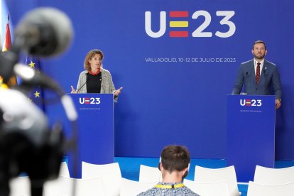 La vicepresidenta tercera y ministra para la Transición Ecológica y el Reto Demográfico,Teresa Ribera con el comisario de Medio Ambiente, Océanos y Pesca, Virginijus Sinkevicius. -ICAL