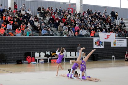 Ejercicio de gimnasia en el pabellón de Cigales. / E.M.