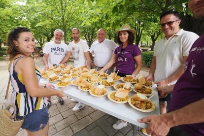 Visita del alcalde de Valladolid, Jesús Julio Carnero, a la paellada popular de las fiestas de Covaresa. -PHOTOGENIC
