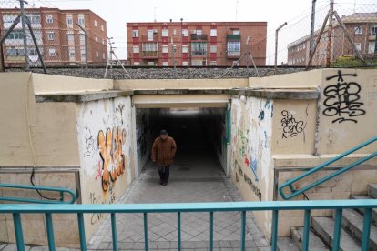 Ampliación de los accesos en el paso peatonal y para bicis en la calle Casasola. En proyecto J.M. LOSTAU