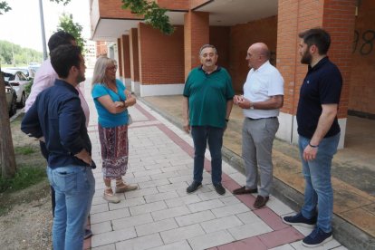 Visita del alcalde de Valladolid, Jesús Julio Carnero, a la comida popular de las fiestas de Puente Jardín. -PHOTOGENIC