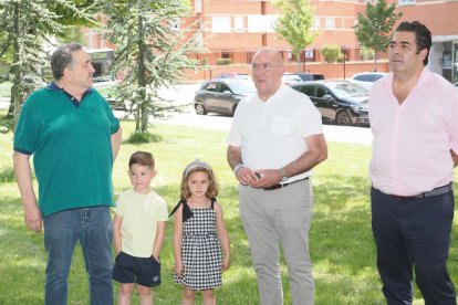 Visita del alcalde de Valladolid, Jesús Julio Carnero, a la comida popular de las fiestas de Puente Jardín. -PHOTOGENIC
