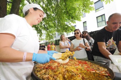 Paellada popular en el último día de las fiestas de Covaresa. -PHOTOGENIC