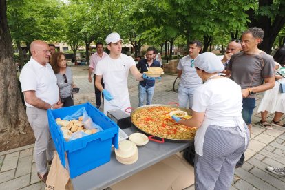 Visita del alcalde de Valladolid, Jesús Julio Carnero, a la comida popular de las fiestas de Covaresa. -@JESUSJCARNERO