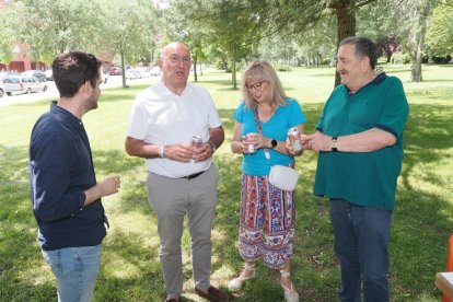 Visita del alcalde de Valladolid, Jesús Julio Carnero, a la comida popular de las fiestas de Puente Jardín. -PHOTOGENIC