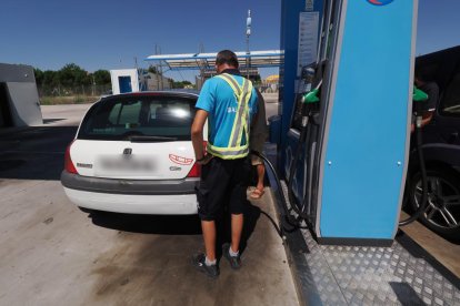 Conductores repostando en estaciones de servicio de Valladolid.- PHOTOGENIC