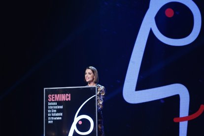 Macarena Gómez lee la carta de Javier Ángulo en la Gala de inauguración.- ICAL