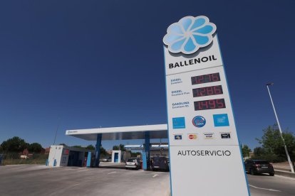 Conductores repostando en estaciones de servicio de Valladolid.- PHOTOGENIC