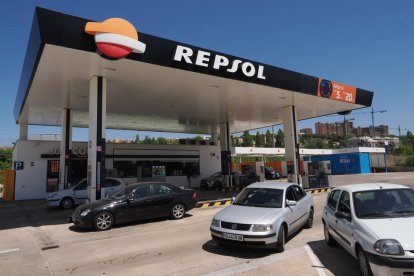 Conductores repostando en estaciones de servicio de Valladolid.- PHOTOGENIC