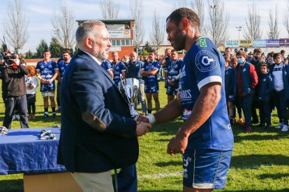 El capitán Gavidi recoge la copa de subcampeón. / LOSTAU