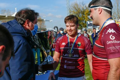 Óscar Puente entrega la Copa a Schab, capitán de Alcobendas. / LOSTAU