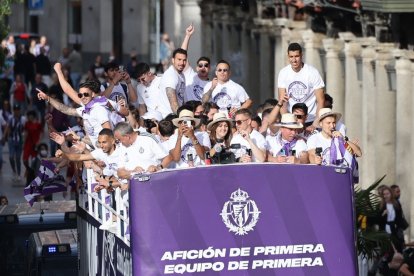 El Real Valladolid, en el autocar descapotado por las calles de Valladolid. / PHOTOGENIC