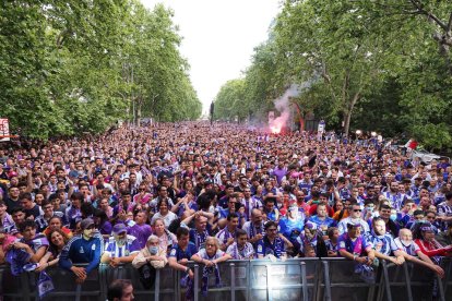 Casi 20.000 personas en la Acera de Recoletos esperando al Real Valladolid. / PHOTOGENIC