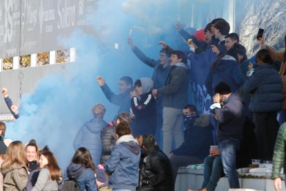 La afición quesera apoyó durante todo el encuentro a su equipo pese a las bajas temperaturas.  / LOSTAU