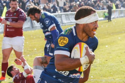 Kalokalo Gavidi logra el único ensayo del encuentro para el VRAC. / LOSTAU