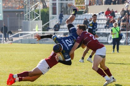 Alvar Gimeno es cazado por dos jugadores del Alcobendas. / LOSTAU