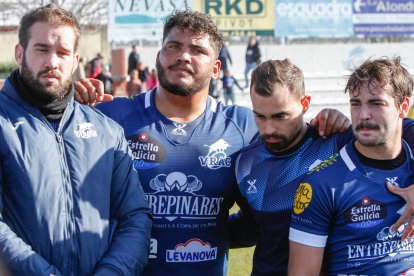Caras largas de los jugadores del VRAC tras el encuentro.