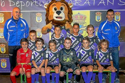 Los jugadores del prebenjamín C posan junto a sus entrenadores.