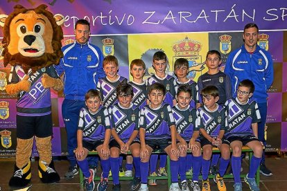 Integrantes del equipo alevín C junto a sus técnicos.