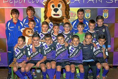 Jugadores y entrenadores del benjamín C.