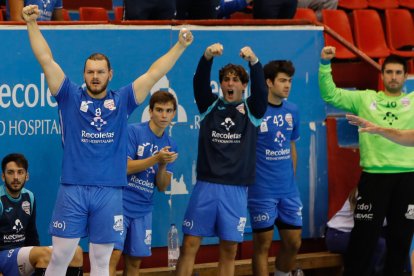 El banquillo local celebra una acción positiva para el equipo.  / J. M. LOSTAU