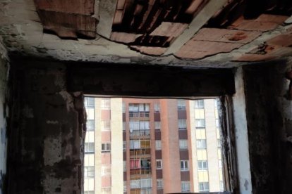 Interior del tercer piso del edificio de Parquesol donde tuvo lugar la explosión. -E.M,