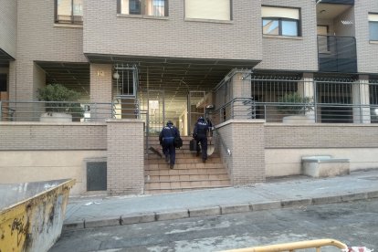 La Policía Científica entra en el edificio de Parquesol que sufrió una explosión. -E.M.