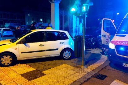 Accidente en la estación de trenes de Valladolid con dos turismos implicados. E.M.