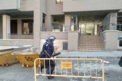 La Policía Científica entra en el edificio de Parquesol que sufrió una explosión. -E.M.