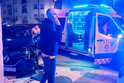 Accidente en la estación de trenes de Valladolid con dos turismos implicados. E.M.