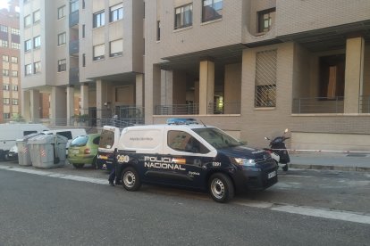 La Policía Científica llega al edificio de Parquesol que sufrió una explosión. -E.M.