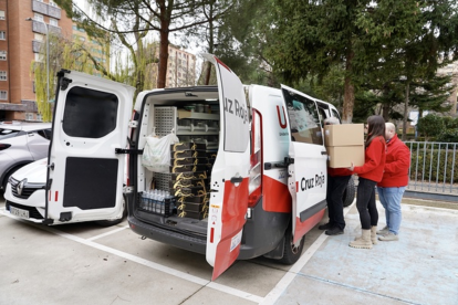 La Escuela Internacional de Cocina de la Cámara de Valladolid entrega 50 roscones solidarios a favor de la Cruz Roja en Valladolid para acompañar a las personas sin hogar en el Día de Reyes. En la imagen la Presidenta de Cruz Roja en Castilla y León, Rosa Urbón- ICAL