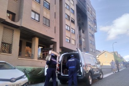 La Policía Científica llega al edificio de Parquesol que sufrió una explosión. -E.M.
