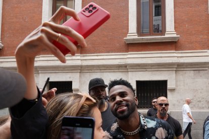 Jason Derulo saluda a sus fans en Valladolid.- ICAL