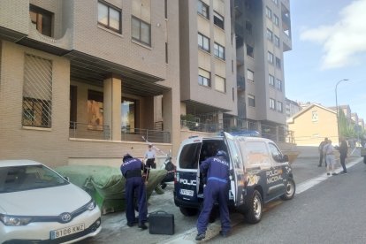 La Policía Científica llega al edificio de Parquesol que sufrió una explosión. -E.M.