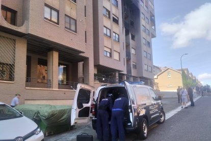La Policía Científica llega al edificio de Parquesol que sufrió una explosión. -E.M.