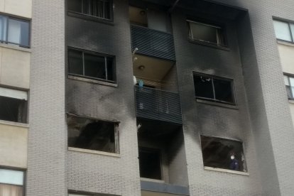 La Policía Científica trabaja en el edificio de Parquesol que sufrió una explosión. -E.M.