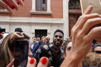 Jason Derulo saluda a sus fans en Valladolid.- ICAL