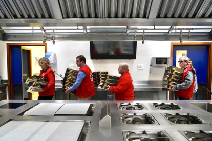 La Escuela Internacional de Cocina de la Cámara de Valladolid entrega 50 roscones solidarios a favor de la Cruz Roja en Valladolid para acompañar a las personas sin hogar en el Día de Reyes. En la imagen la Presidenta de Cruz Roja en Castilla y León, Rosa Urbón- ICAL