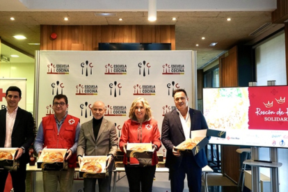 La Escuela Internacional de Cocina de la Cámara de Valladolid entrega 50 roscones solidarios a favor de la Cruz Roja en Valladolid para acompañar a las personas sin hogar en el Día de Reyes. En la imagen la Presidenta de Cruz Roja en Castilla y León, Rosa Urbón- ICAL