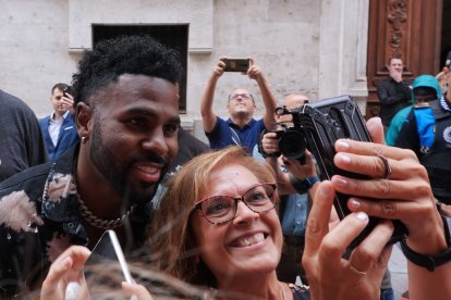 Jason Derulo saluda a sus fans en Valladolid.- ICAL