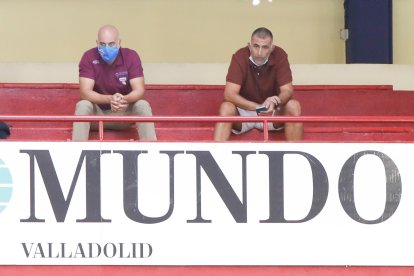 David Pisonero, sancionado con dos partidos, vio el partido desde la grada.  / J. M. LOSTAU