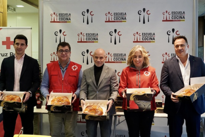La Escuela Internacional de Cocina de la Cámara de Valladolid entrega 50 roscones solidarios a favor de la Cruz Roja en Valladolid para acompañar a las personas sin hogar en el Día de Reyes. En la imagen la Presidenta de Cruz Roja en Castilla y León, Rosa Urbón- ICAL