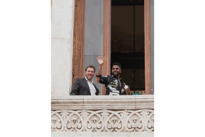 Jason Derulo saluda a sus fans en Valladolid.- ICAL