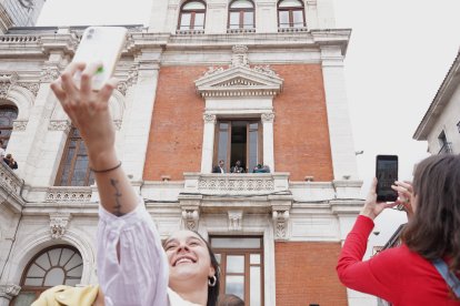 Jason Derulo saluda a sus fans en Valladolid.- ICAL