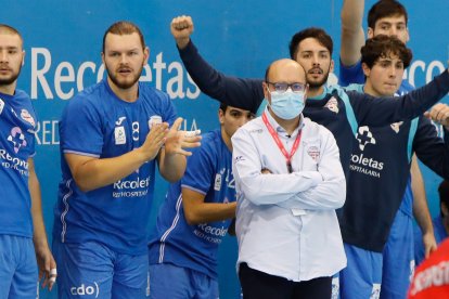 El banquillo local celebra un gol, ante la presencia de Edu Izquierdo.  / J. M. LOSTAU