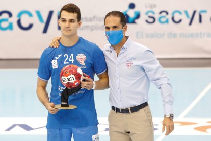 El presidente del Recoletas, Mario Arranz, entrega el Trofeo al Máximo goleador de la pasada temporada a Jorge Serrano.  / J. M. LOSTAU