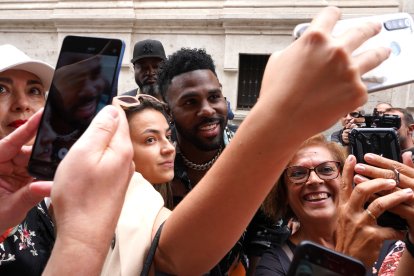 Jason Derulo saluda a sus fans en Valladolid.- ICAL