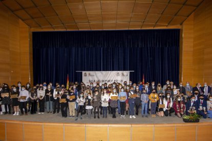Foto de familia de los galardonados en la Gala Hípica. / M.A.